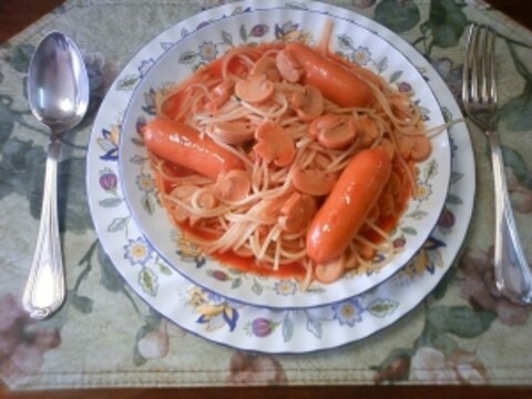 フランクフルトが美味しいトマトソーススパゲッティ